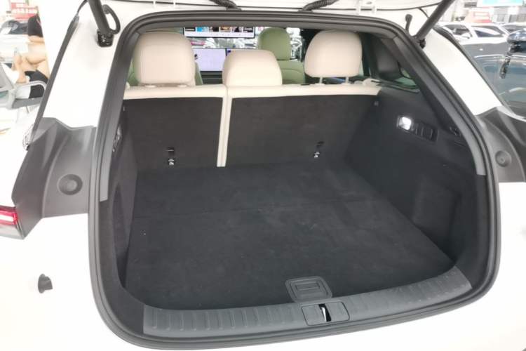 Used Li Auto i6 2025 Model Four-Wheel-Drive Standard Type Trunk