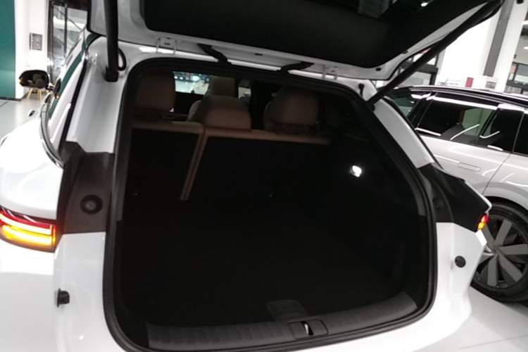 Used Li Auto i6 2025 Model Four-Wheel-Drive Standard Type Trunk