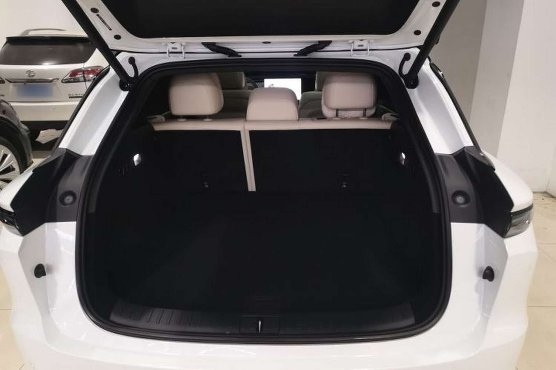 Used Li Auto i6 2025 Model Four-Wheel-Drive Standard Type Trunk