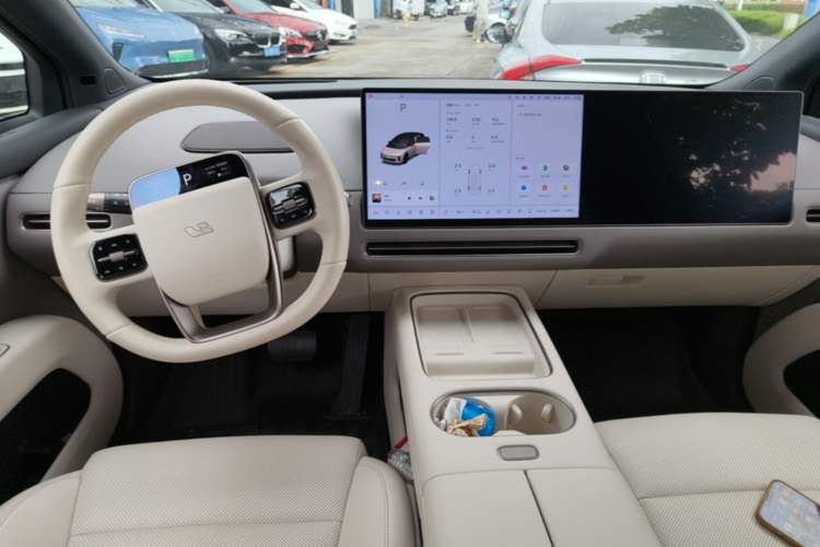 Used Li Auto i6 2025 Model Two-Wheel-Drive Standard Type Center Console