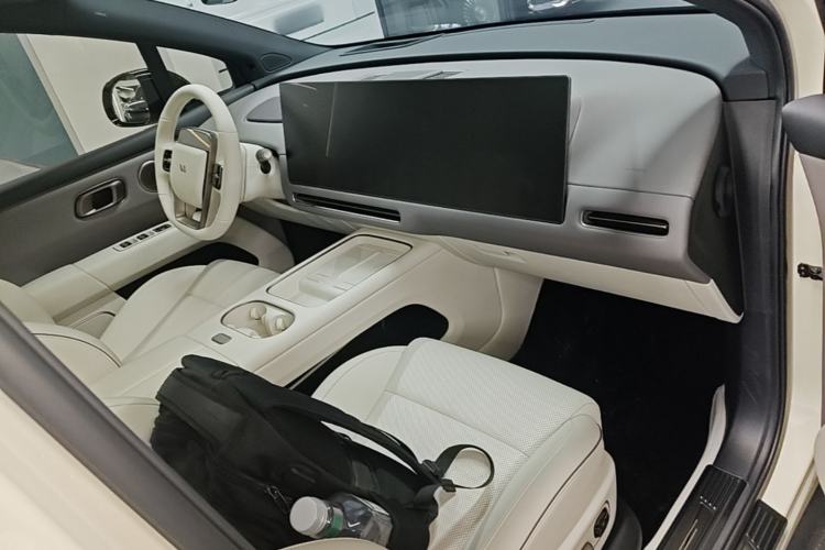 Used Li Auto i6 2025 Model Two-Wheel-Drive Standard Type Center Console