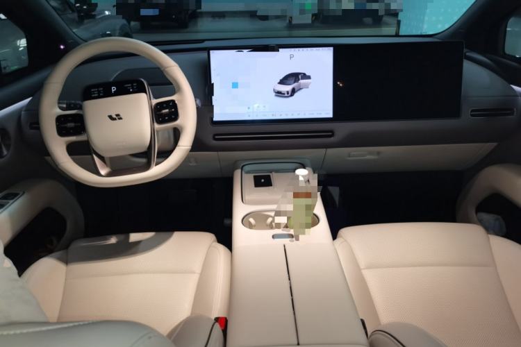 Used Li Auto i6 2025 Model Four-Wheel-Drive Standard Type Center Console