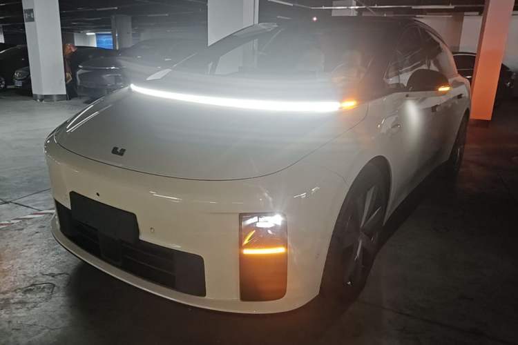 Used Li Auto i6 2025 Model Four-Wheel-Drive Standard Type Guazi used car, China used car export, Used car for sale, Used cars, Cheapest cars for sale