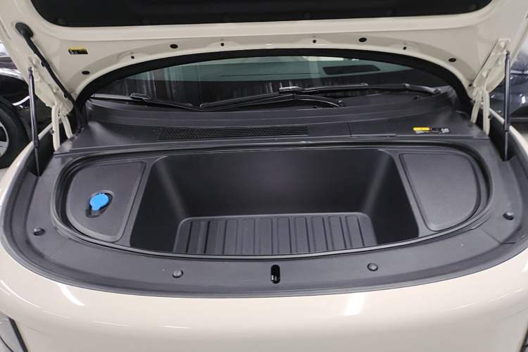 Used Li Auto i6 2025 Model Four-Wheel-Drive Standard Type Engine Bay