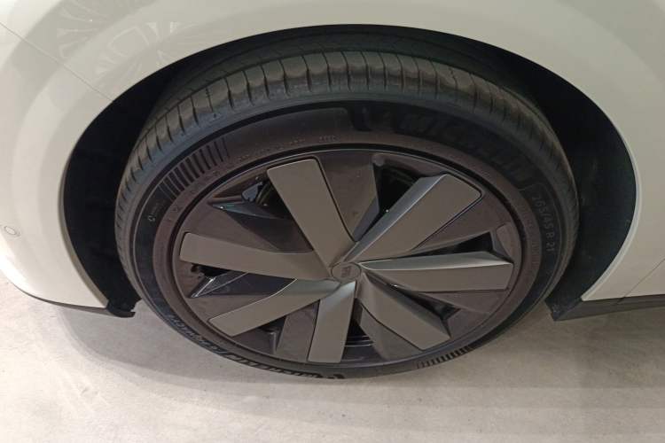 Used Li Auto i6 2025 Model Two-Wheel-Drive Standard Type Exterior 4