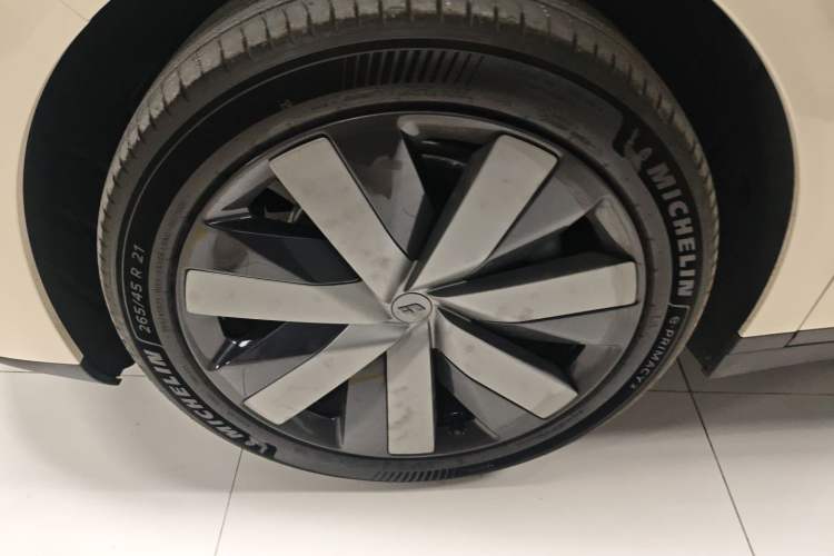 Used Li Auto i6 2025 Model Two-Wheel-Drive Standard Type Exterior 4