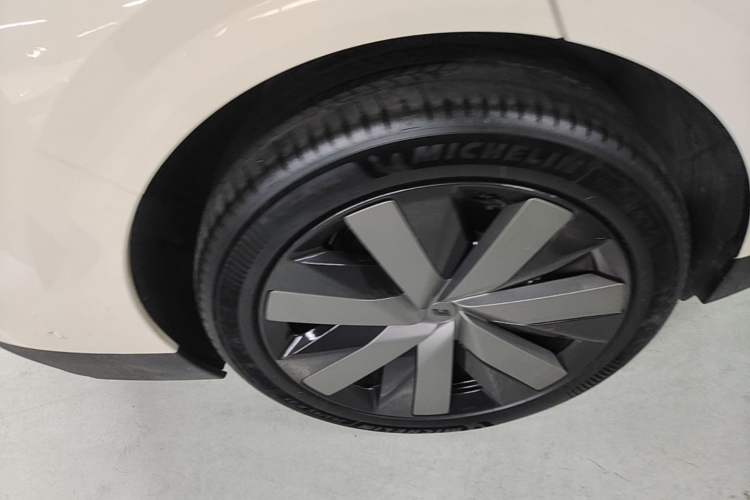 Used Li Auto i6 2025 Model Four-Wheel-Drive Standard Type Exterior 5