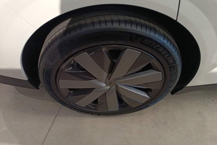 Used Li Auto i6 2025 Model Two-Wheel-Drive Standard Type Exterior 5