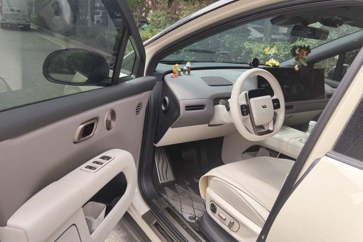 Used Li Auto i6 2025 Model Four-Wheel-Drive Standard Type Interior 3
