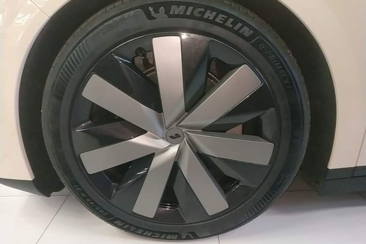 Used Li Auto i6 2025 Model Four-Wheel-Drive Standard Type Left Front Wheel Hub