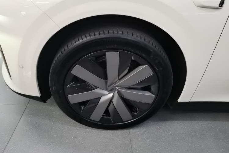 Used Li Auto i6 2025 Model Two-Wheel-Drive Standard Type Left Front Wheel Hub
