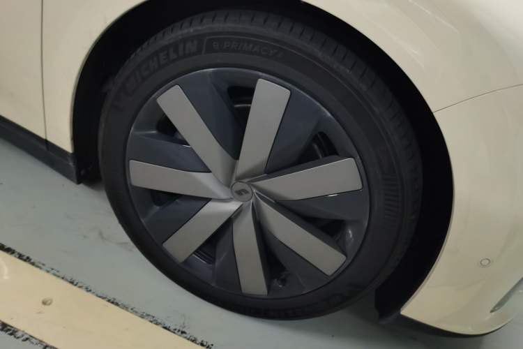 Used Li Auto i6 2025 Model Four-Wheel-Drive Standard Type Right Front Wheel Hub