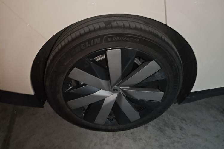 Used Li Auto i6 2025 Model Four-Wheel-Drive Standard Type Right Rear Wheel Hub