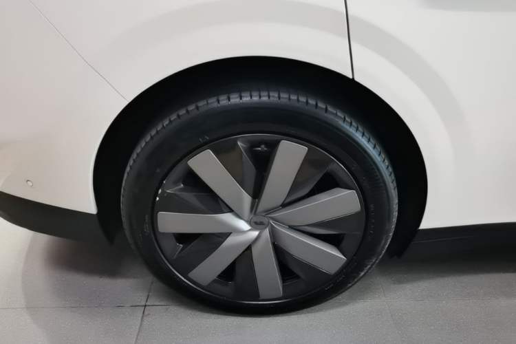 Used Li Auto i6 2025 Model Two-Wheel-Drive Standard Type Right Rear Wheel Hub