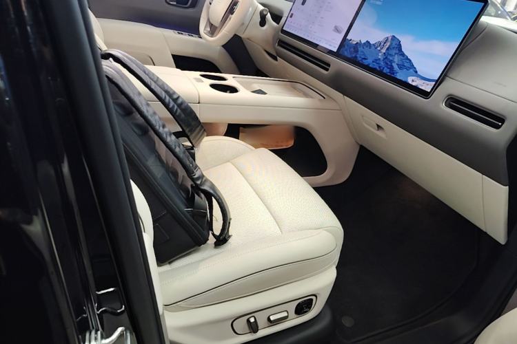 Used Li Auto i8 2025 Model Standard Version Right Front Seat