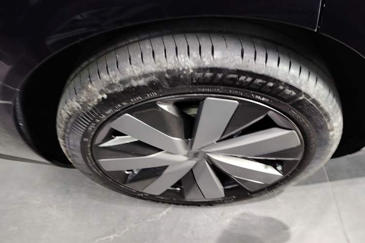 Used Li Auto i8 2025 Model Standard Version Right Rear Wheel Hub