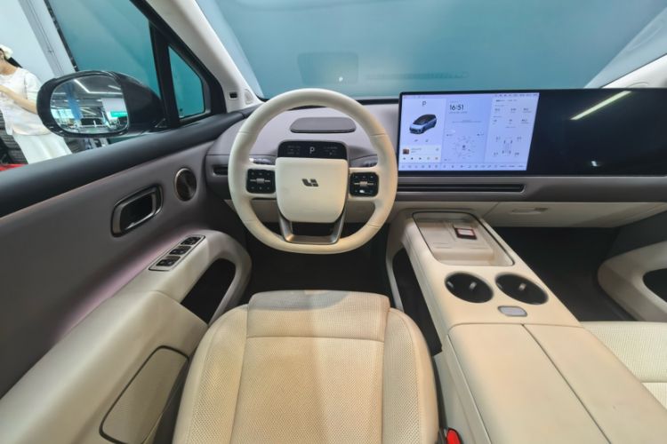 Used Li Auto i8 2025 Model Standard Version Interior 9