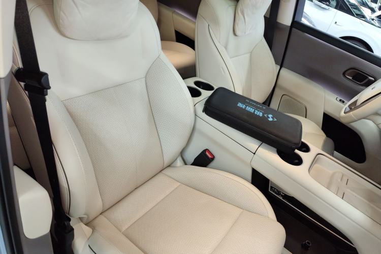Used Li Auto i8 2025 Model Standard Version Right Front Seat