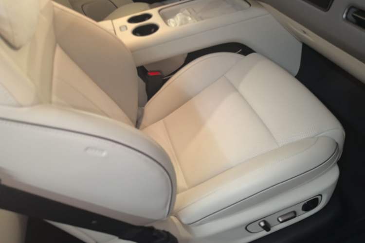 Used Li Auto i8 2025 Model Standard Version Right Front Seat