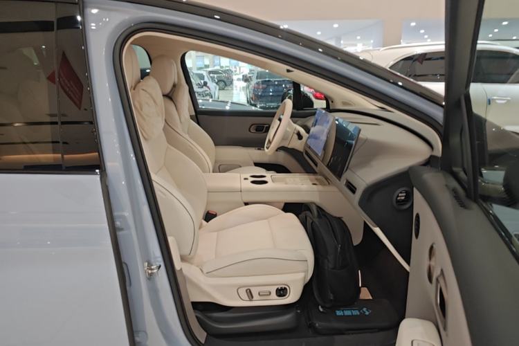 Used Li Auto i8 2025 Model Standard Version Right Front Seat