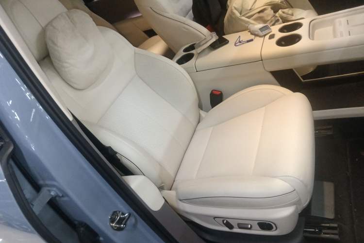 Used Li Auto i8 2025 Model Standard Version Right Front Seat