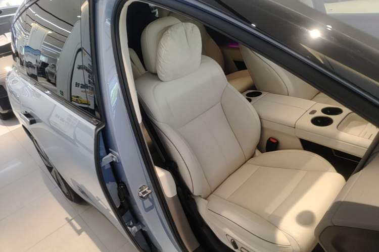 Used Li Auto i8 2025 Model Standard Version Right Front Seat