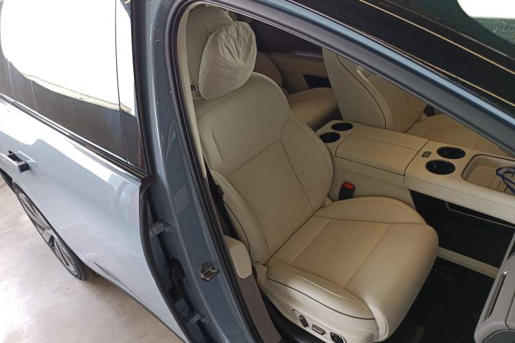 Used Li Auto i8 2025 Model Standard Version Right Front Seat