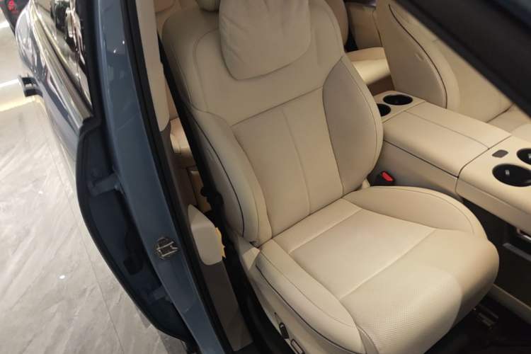 Used Li Auto i8 2025 Model Standard Version Right Front Seat
