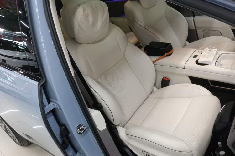 Used Li Auto i8 2025 Model Standard Version Right Front Seat