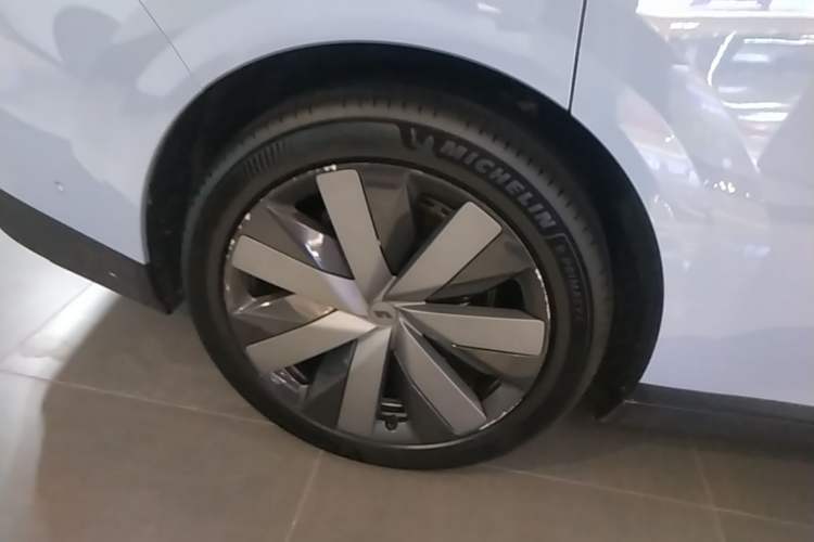 Used Li Auto i8 2025 Model Standard Version Right Rear Wheel Hub