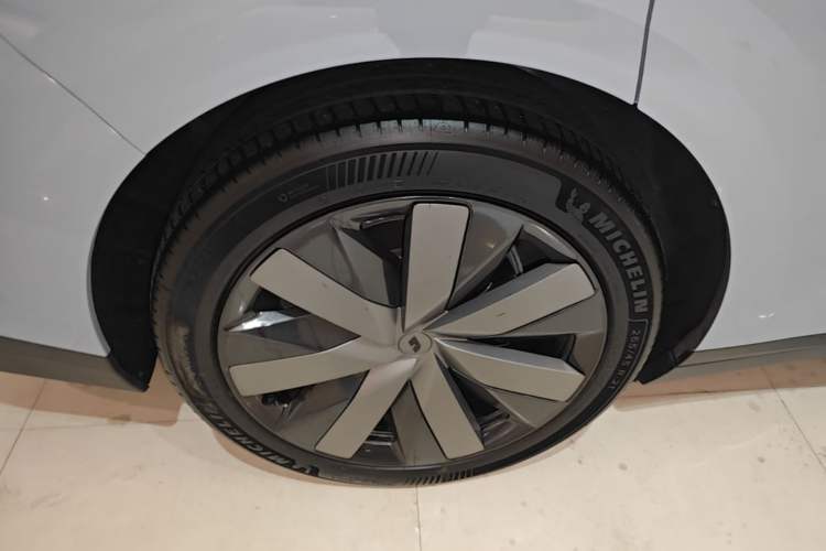 Used Li Auto i8 2025 Model Standard Version Right Rear Wheel Hub