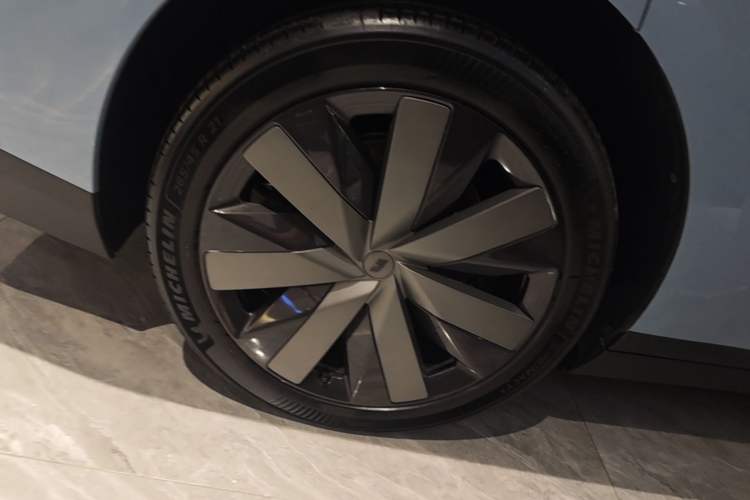Used Li Auto i8 2025 Model Standard Version Right Rear Wheel Hub