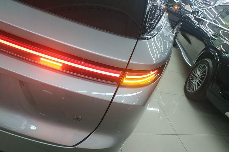 Used Li Auto i8 2025 Model Standard Version Exterior 2