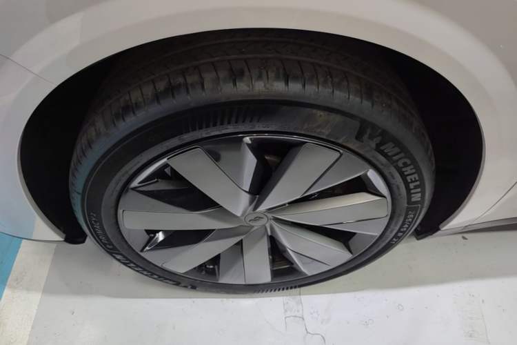 Used Li Auto i8 2025 Model Standard Version Exterior 4