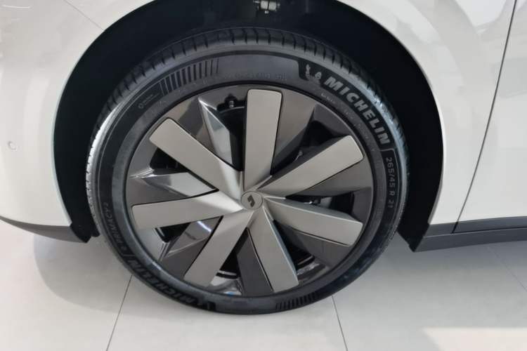 Used Li Auto i8 2025 Model Standard Version Exterior 4