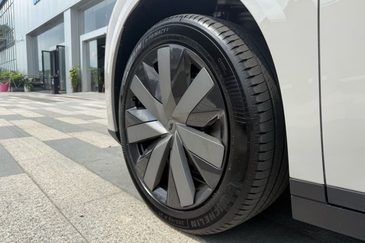 Used Li Auto i8 2025 Model Standard Version Exterior 5