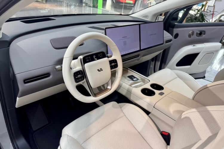 Used Li Auto i8 2025 Model Standard Version Interior 4