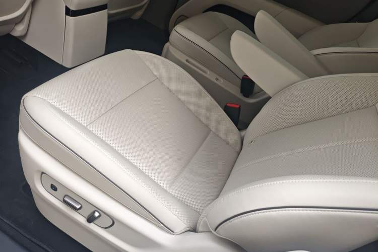 Used Li Auto i8 2025 Model Standard Version Left Rear Seat