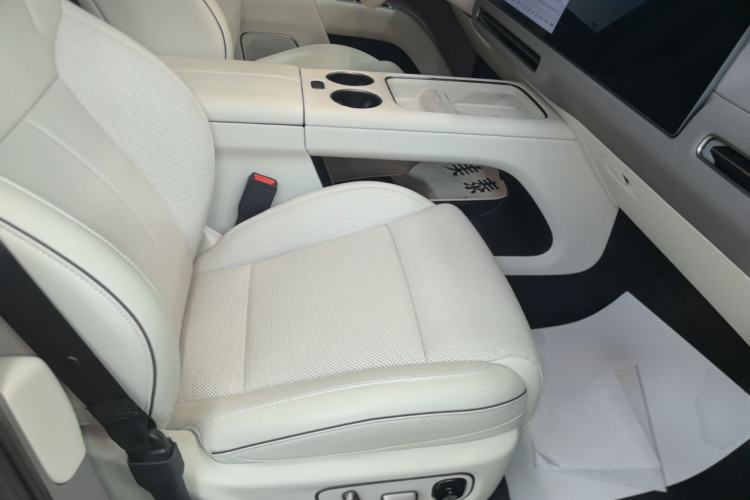Used Li Auto i8 2025 Model Standard Version Right Front Seat