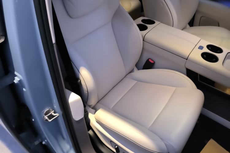 Used Li Auto i8 2025 Model Standard Version Right Front Seat