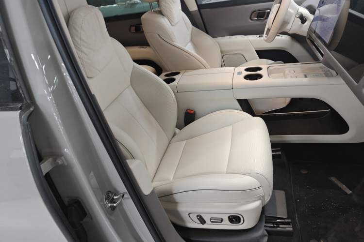 Used Li Auto i8 2025 Model Standard Version Right Front Seat