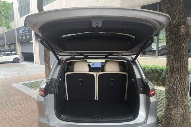 Used Li Auto i8 2025 Model Standard Version Trunk