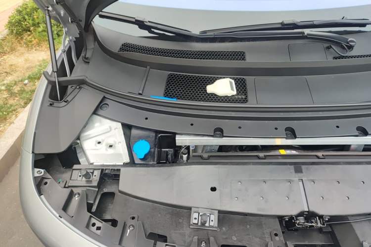 Used Li Auto i8 2025 Model Standard Version Engine Bay Right