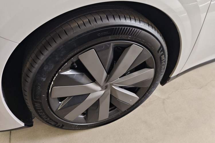 Used Li Auto i8 2025 Model Standard Version Exterior 4