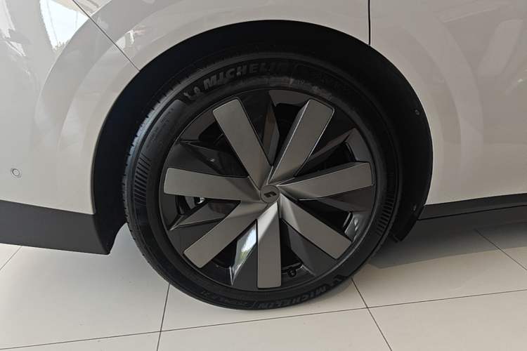 Used Li Auto i8 2025 Model Standard Version Exterior 5