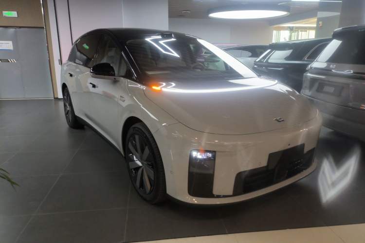 Used Li Auto i8 2025 Model Standard Version Front Right 45 Deg