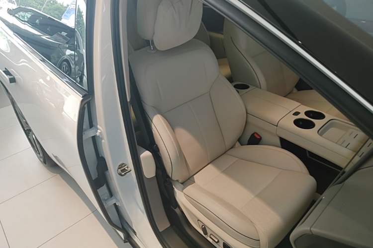 Used Li Auto i8 2025 Model Standard Version Right Front Seat