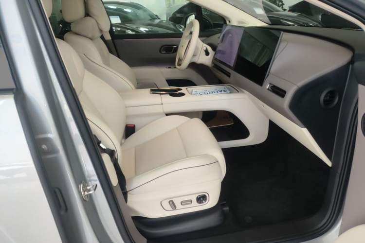 Used Li Auto i8 2025 Model Standard Version Right Front Seat