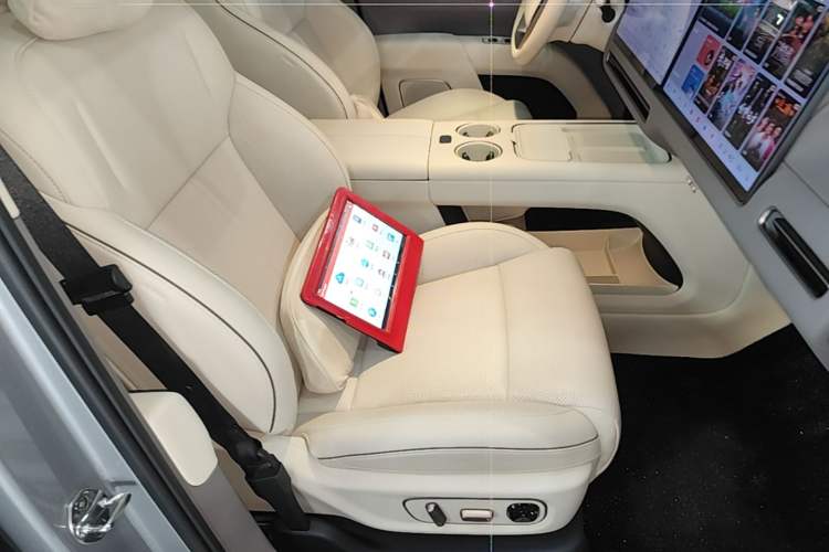 Used Li Auto i8 2025 Model Standard Version Right Front Seat