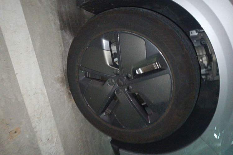 Used Li Auto i8 2025 Model Standard Version Right Front Wheel Hub